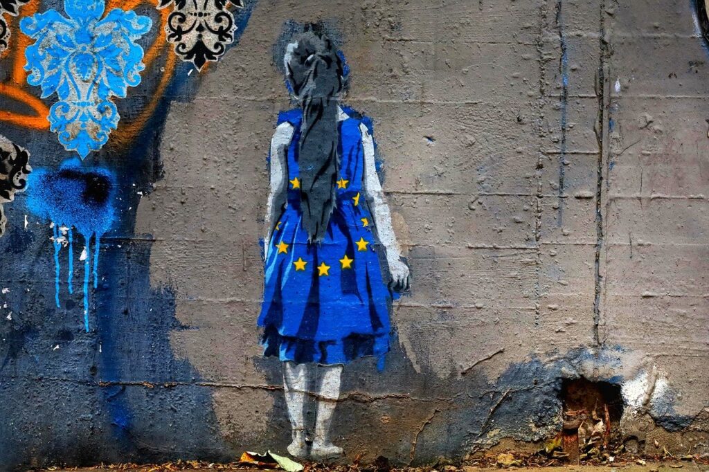 Streetart: Rückansicht Mächen mit Kleider der europäischen Flagge